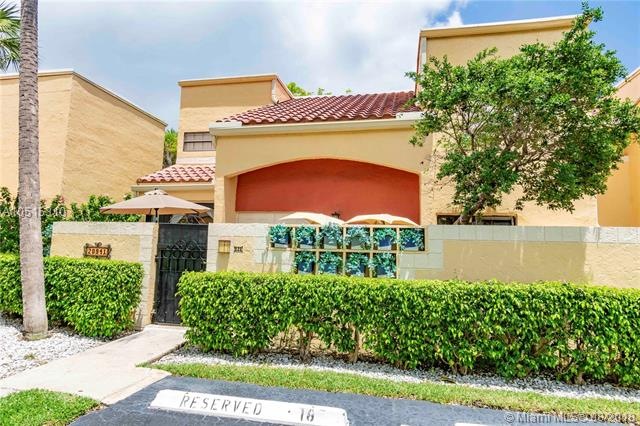 Spacious corner Townhouse with wrap around Patio i