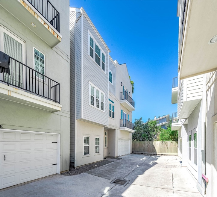 925 W 23rd St unit D, Houston, TX 77008 - photo 1