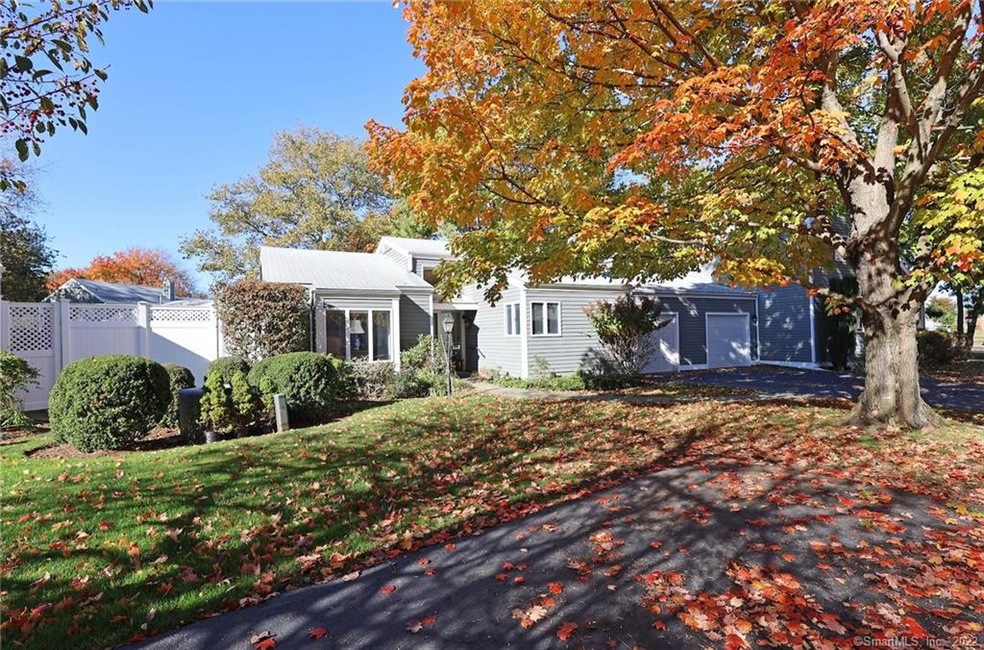 133 Field Point Dr unit 133, Fairfield, CT 06824 - photo 1