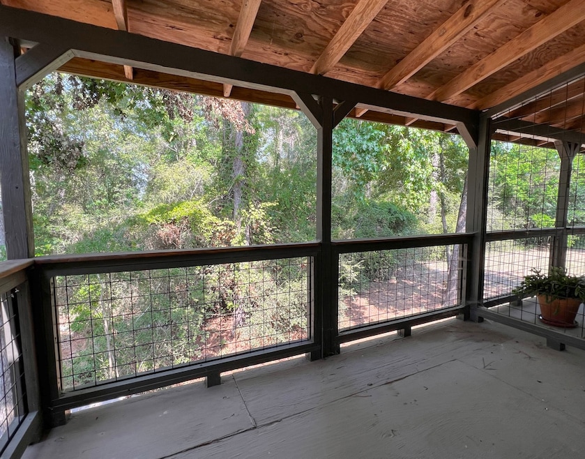 Charming upstairs apartment with a spacious covere