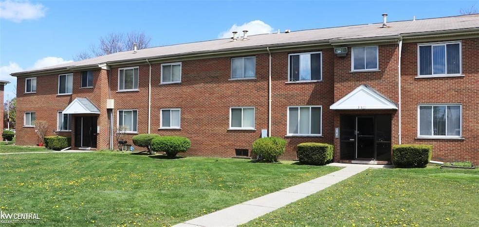 18574 Masonic unit 15, Fraser, MI 48026 - photo 1