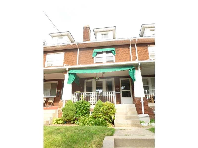 Exterior Front. Charming townhouse with great fron