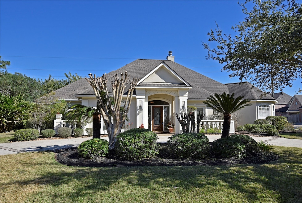 Tucked away on an interior corner lot in the beautiful Lakewood Oaks Estates subdivision, this breathtaking home has fantastic curb appeal.  The light stucco exterior is finished with a coordinating mailbox, mature trees and lush landscaping. This home provides a warm welcome from the moment you arrive.