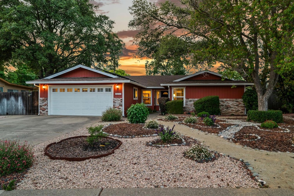 Pending $699,000