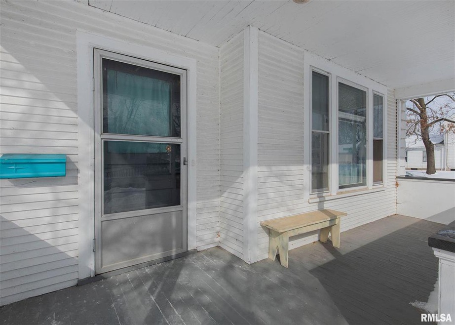 1404 W 14th St, Davenport, IA 52804 - photo 1