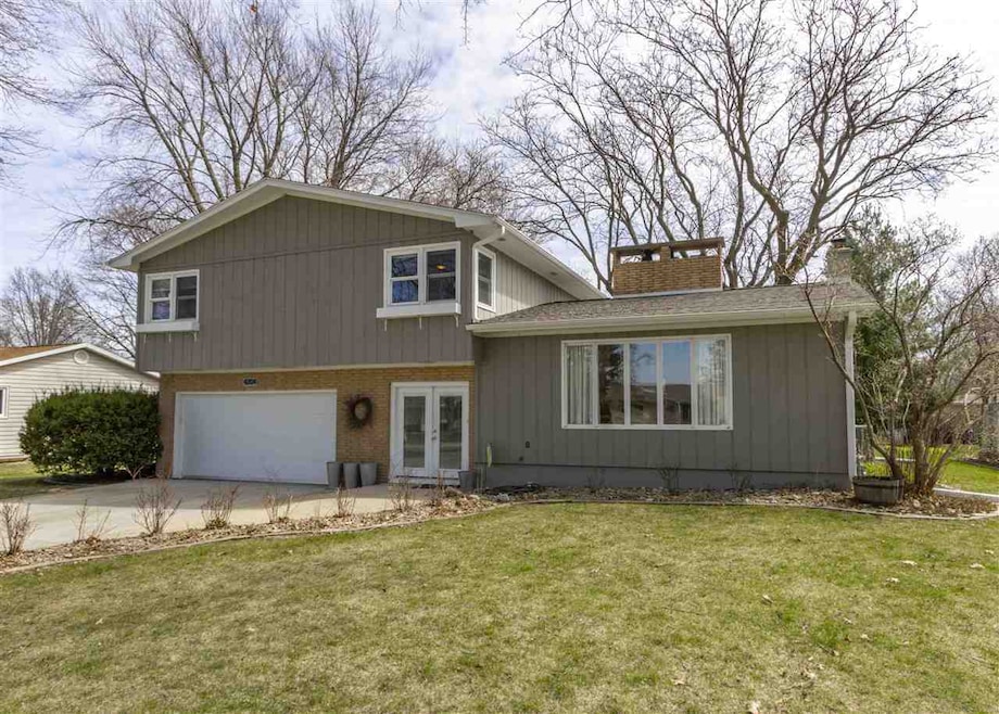 4204 Crestview Dr, Cedar Falls, IA 50613 - photo 1