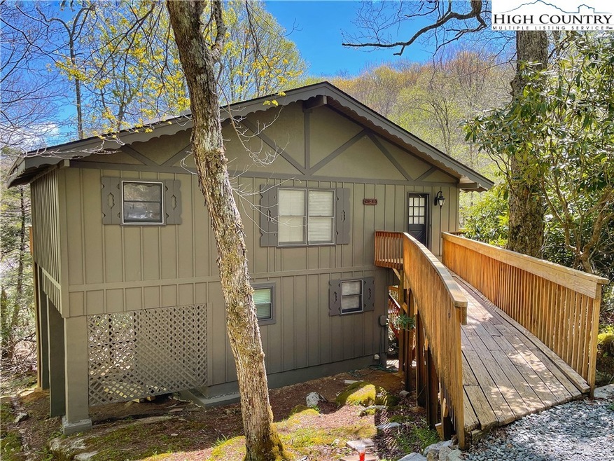 Beautiful CREEKSIDE CHALET located on Pond Creek!
