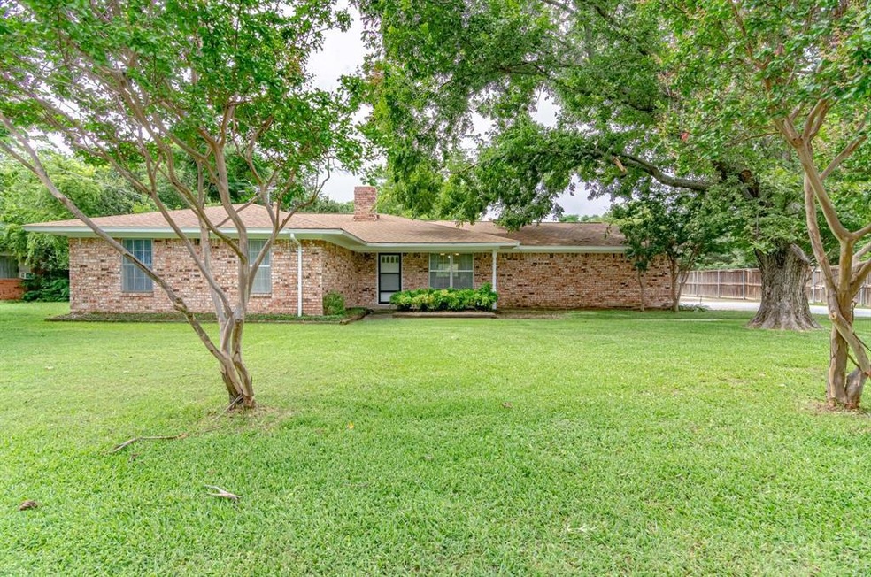 8120 Newman Dr, North Richland Hills, TX 76180 - photo 1