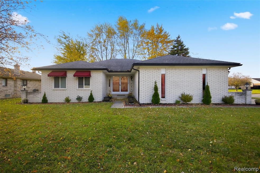 40645 Heatherlea Ct, Clinton Township, MI 48038 - photo 1