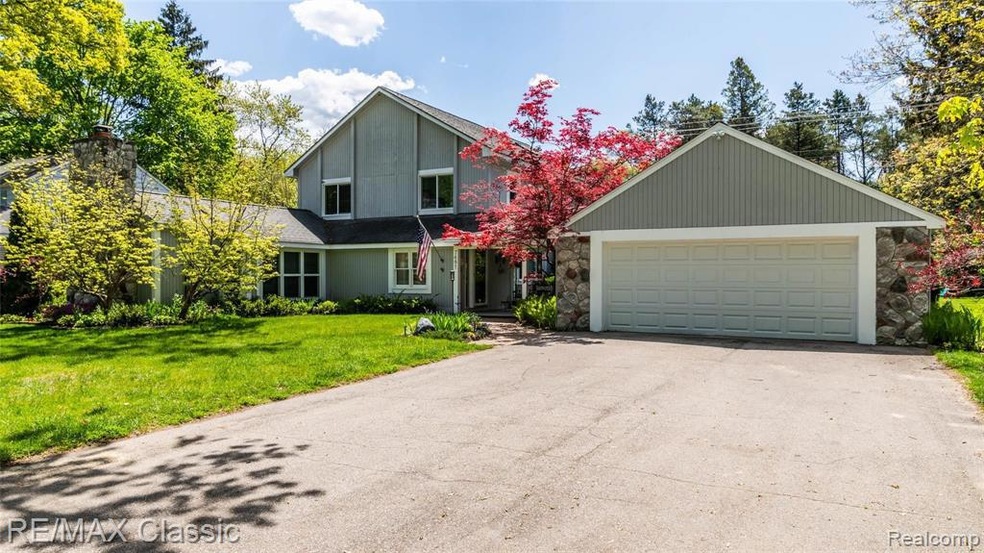 7481 Honeysuckle Rd, West Bloomfield, MI 48324 - photo 1