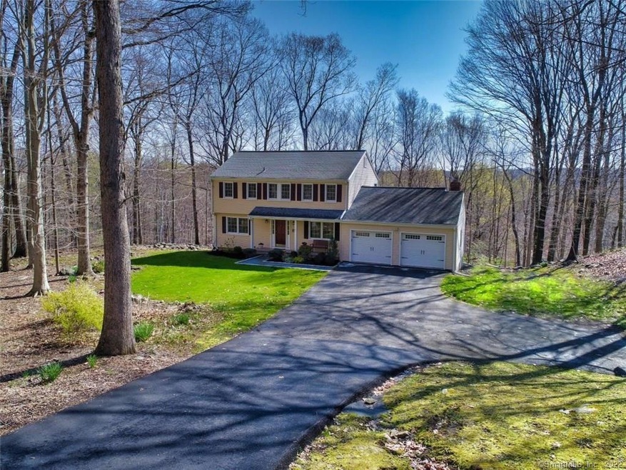 Welcome Home to 92 Valeview Road in South Wilton! 