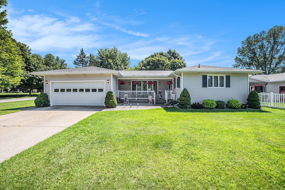 557 Broad Ave, Manistee, MI 49660 - photo 1