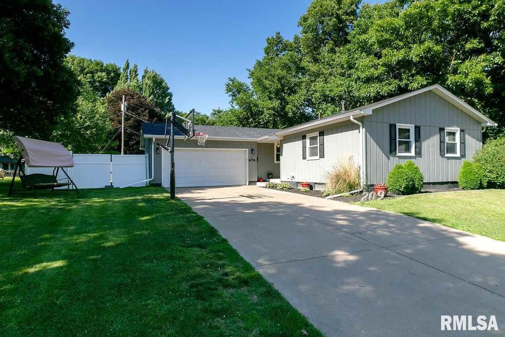 209 27th Avenue Ct, Moline, IL 61265 - photo 1