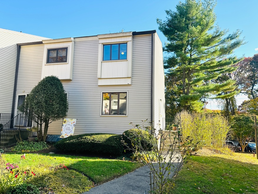 715 Frenchtown Rd unit 51, Bridgeport, CT 06606 - photo 1