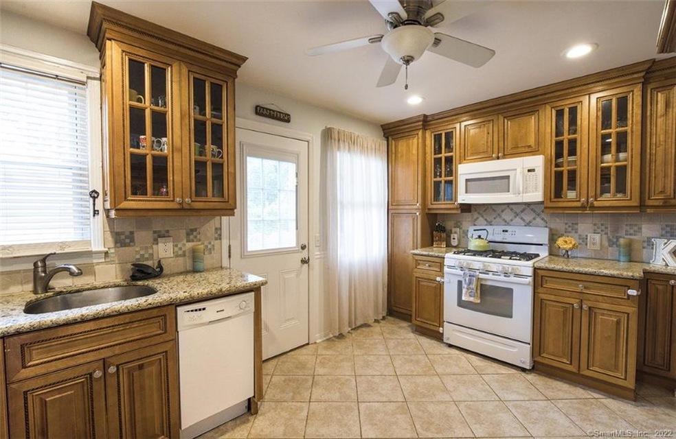 284 Sylvan Knoll Rd, Stamford, CT 06902 - photo 1