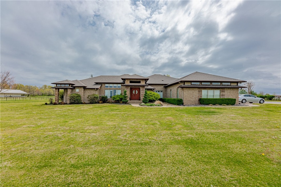 572 Klenc Rd, Springdale, AR 72762 - photo 1