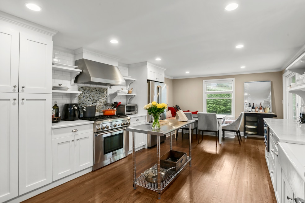 110 Weaver St unit B, Greenwich, CT 06831 - photo 1