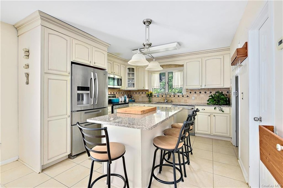 33 Hollowbrook Ln, Cortlandt Manor, NY 10567 - photo 1