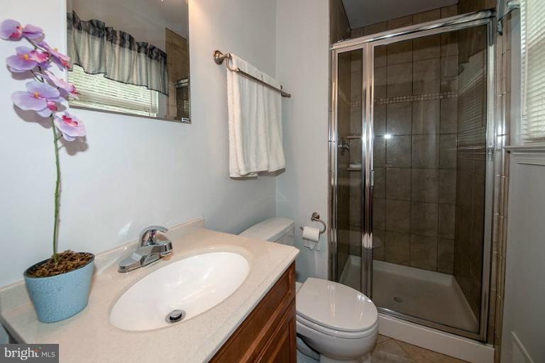 6817 Stoneybrooke Ln, Alexandria, VA 22306 - photo 1