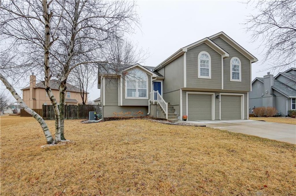 Perfect home with 3 bedrooms, 2.5 bathrooms, fence