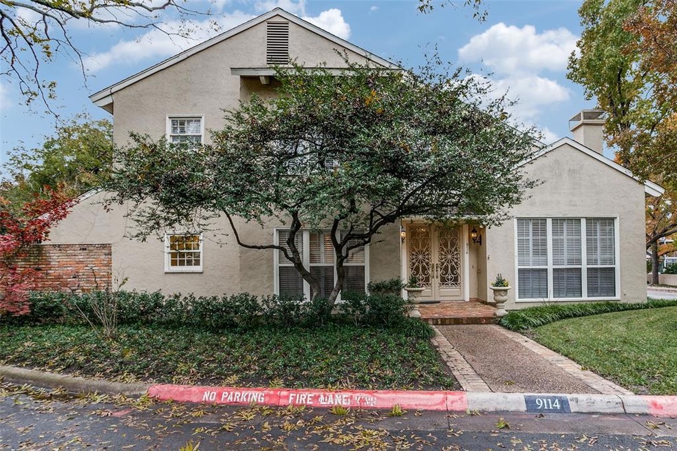 Welcome home to this lovely townhome, conveniently