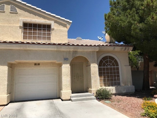Low maintenance townhome with 1 car garage and fen