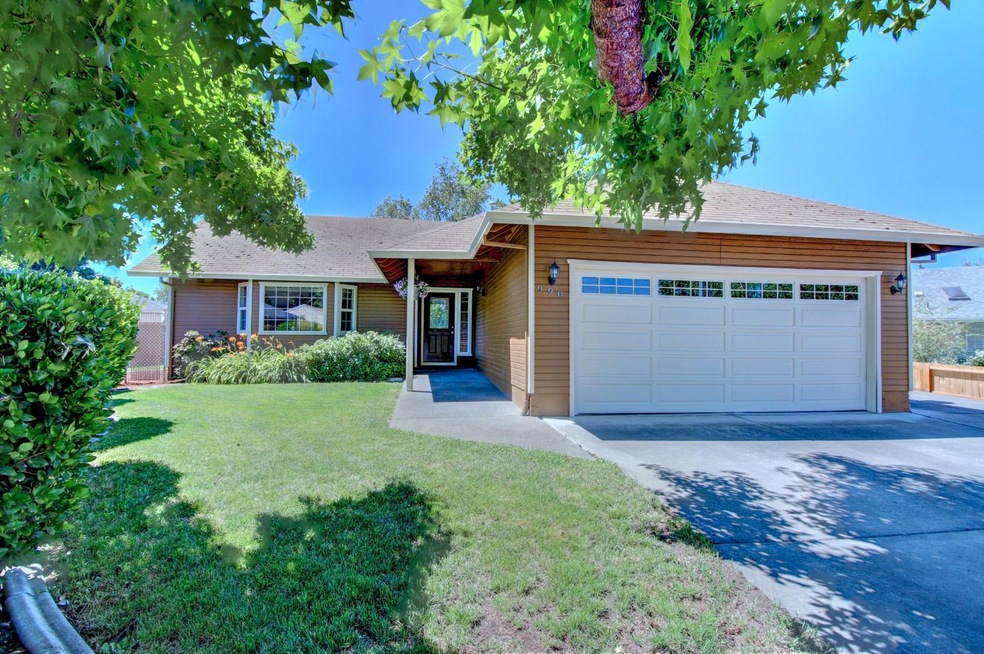 990 Sydney Ct, Central Point, OR 97502 - photo 1