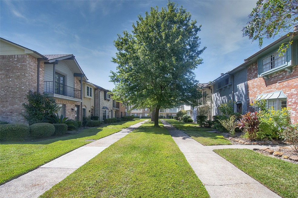 3934 Laura Leigh Dr, Friendswood, TX 77546 - photo 1