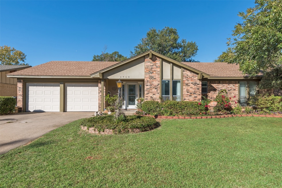 1719 Princeton Dr, Arlington, TX 76015 - photo 1