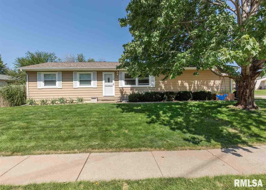 3002 W 63rd St, Davenport, IA 52806 - photo 1