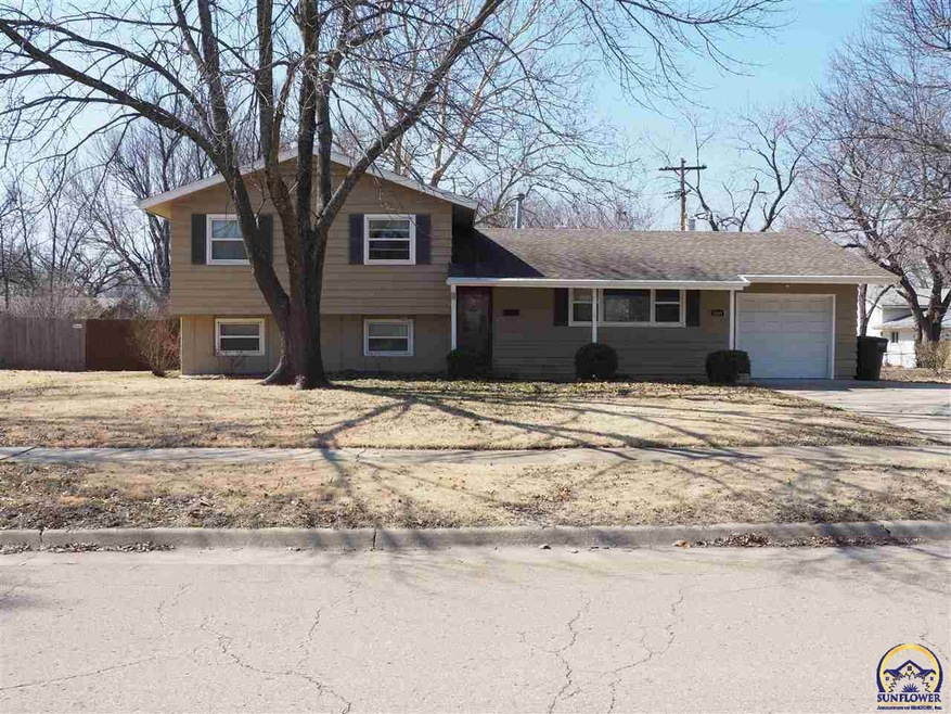 3005 SW Arnold Ave, Topeka, KS 66614 - photo 1