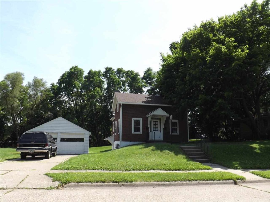 2121 E Pleasant St, Davenport, IA 52803 - photo 1