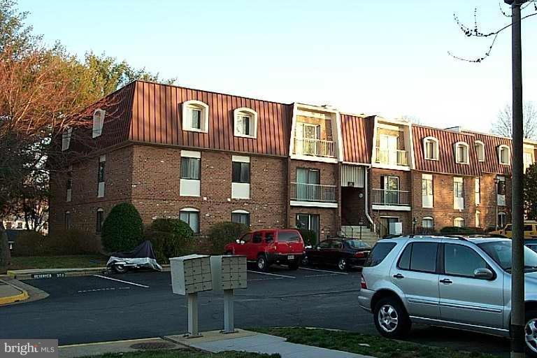 221 N Emory Dr unit 2, Sterling, VA 20164 - photo 1