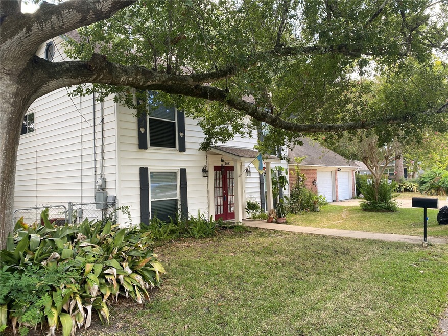 208 N Durant St, Alvin, TX 77511 - photo 1