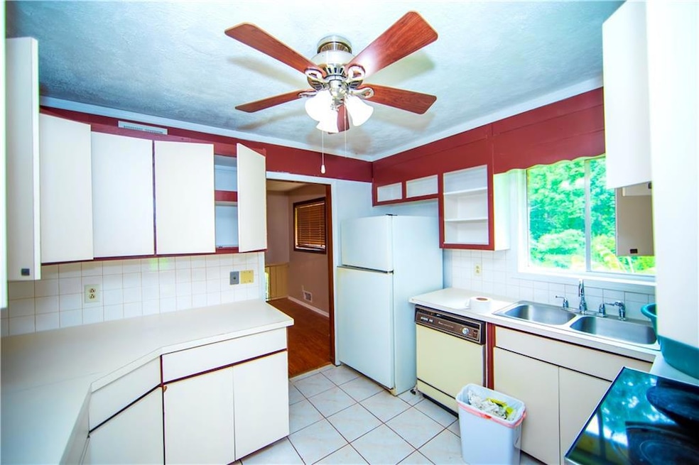 5856 Oakleaf Dr, Stone Mountain, GA 30087 - photo 1