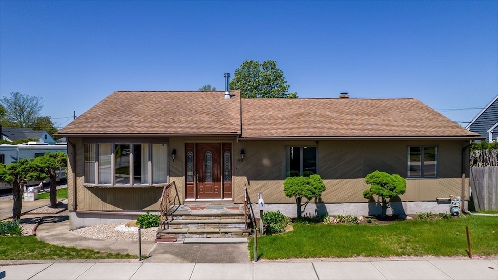 43 Russells Mills Rd, South Dartmouth, MA 02748 - photo 1