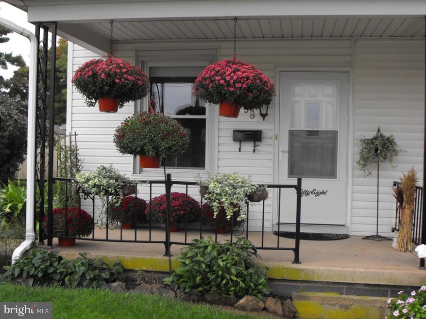58 N Railroad Ave, New Holland, PA 17557 - photo 1