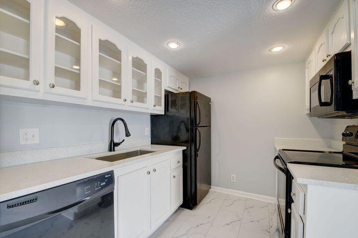 612 Executive Center Dr unit 103, West Palm Beach, FL 33401 - photo 1