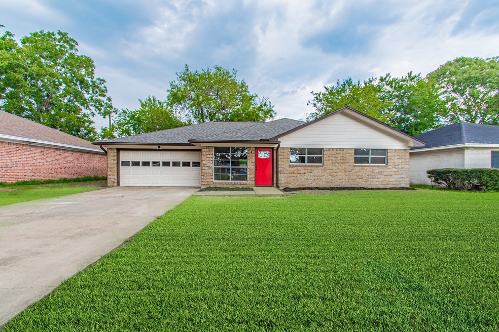1103 Bayou Dr, Alvin, TX 77511 - photo 1