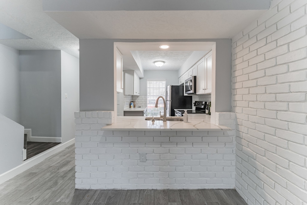 1715 Moritz Dr unit 15, Houston, TX 77055 - photo 1