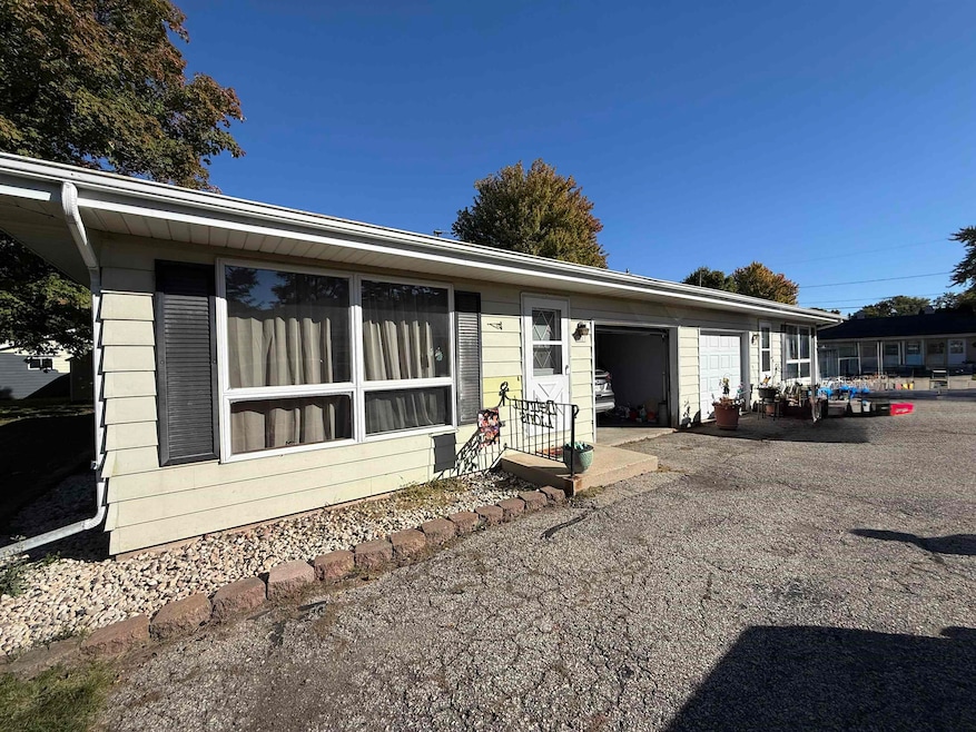 2019 Parkside Dr, Oshkosh, WI 54901 - photo 1