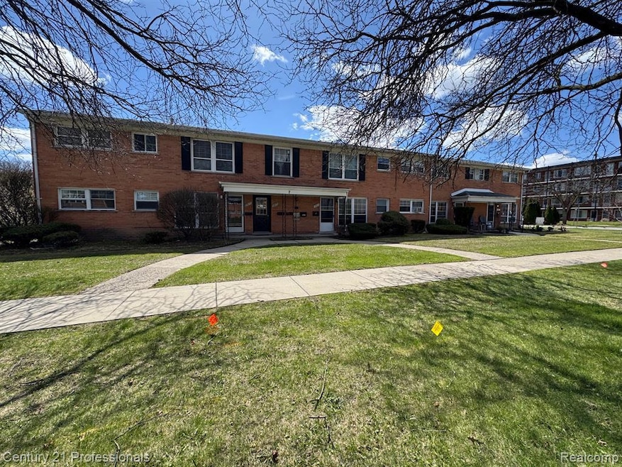 2817 W 13 Mile Rd unit 1, Royal Oak, MI 48073 - photo 1