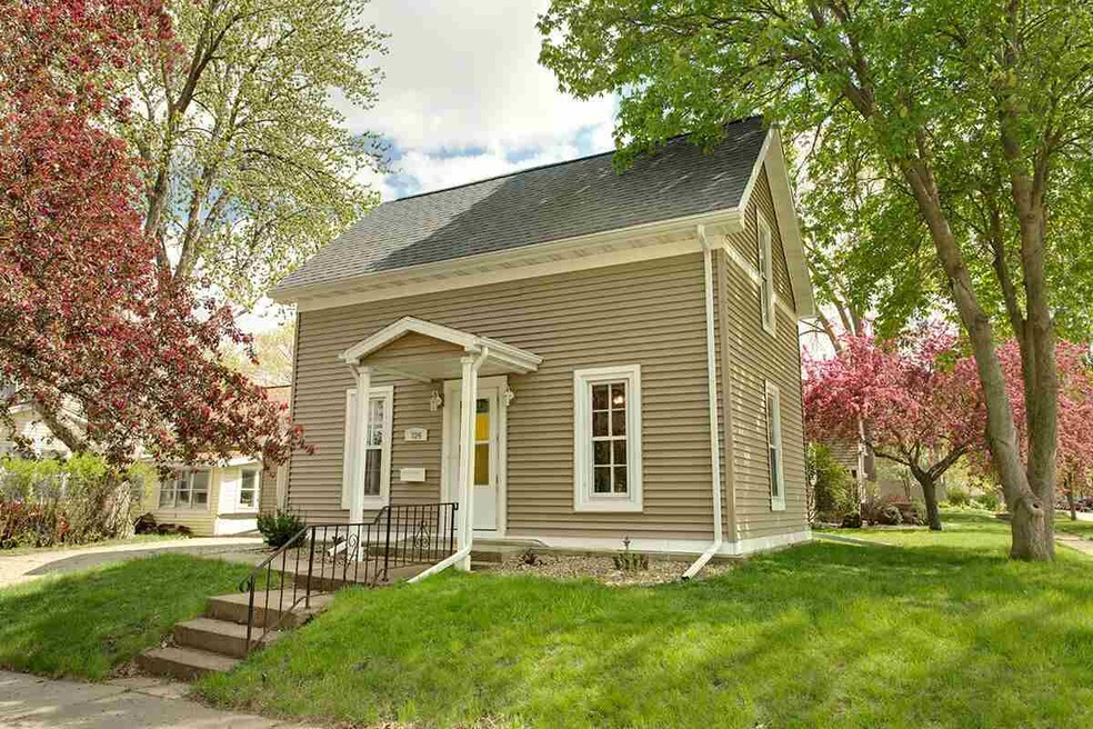 724 W 3 St, Cedar Falls, IA 50613 - photo 1