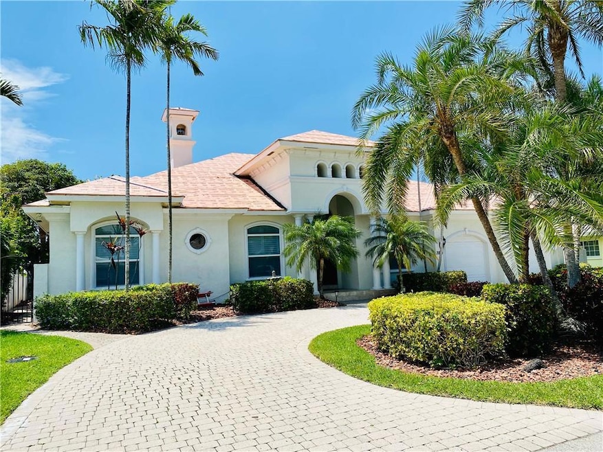 Big circular drivewayFRONT OF THE HOUSE METAL ROOF