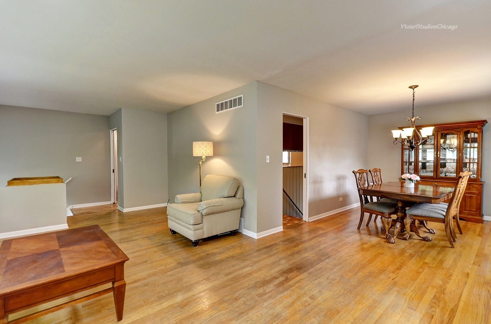 343 Elmwood Dr, Naperville, IL 60540 - photo 1