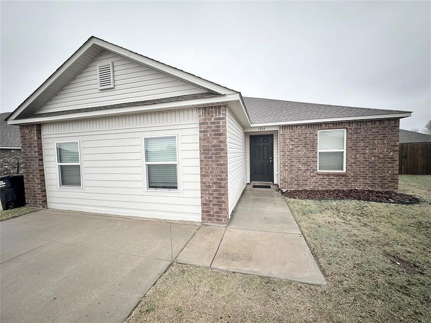 1914 Oak Tree Ct, Shawnee, OK 74804 - photo 1