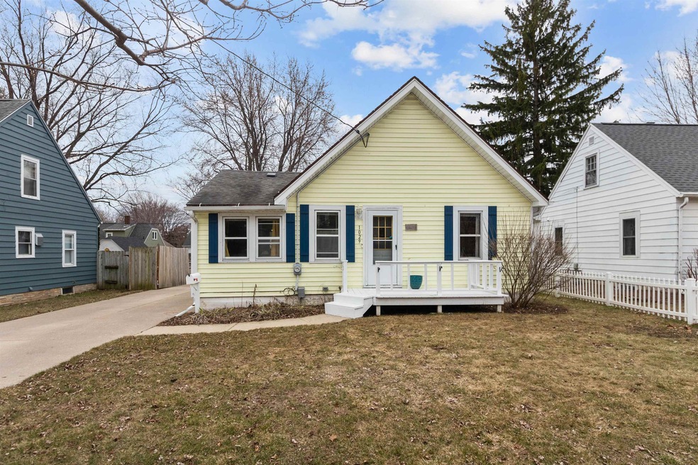 1029 W Hawes Ave, Appleton, WI 54914 - photo 1