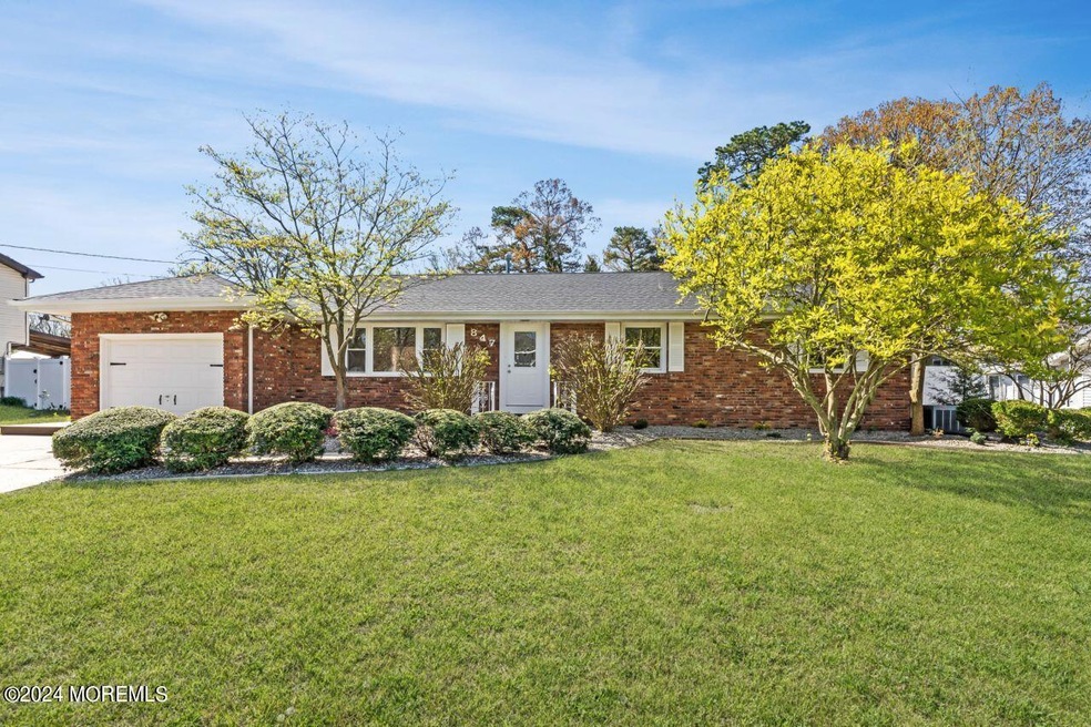 847 Regency Ct, Toms River, NJ 08753 - photo 1