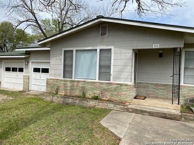 310 N Veramendi Ave, New Braunfels, TX 78130 - photo 1