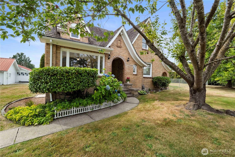 ~Charming Country Farmhouse w/views of the Foothills & Mt. Rainer on 2.39ac~